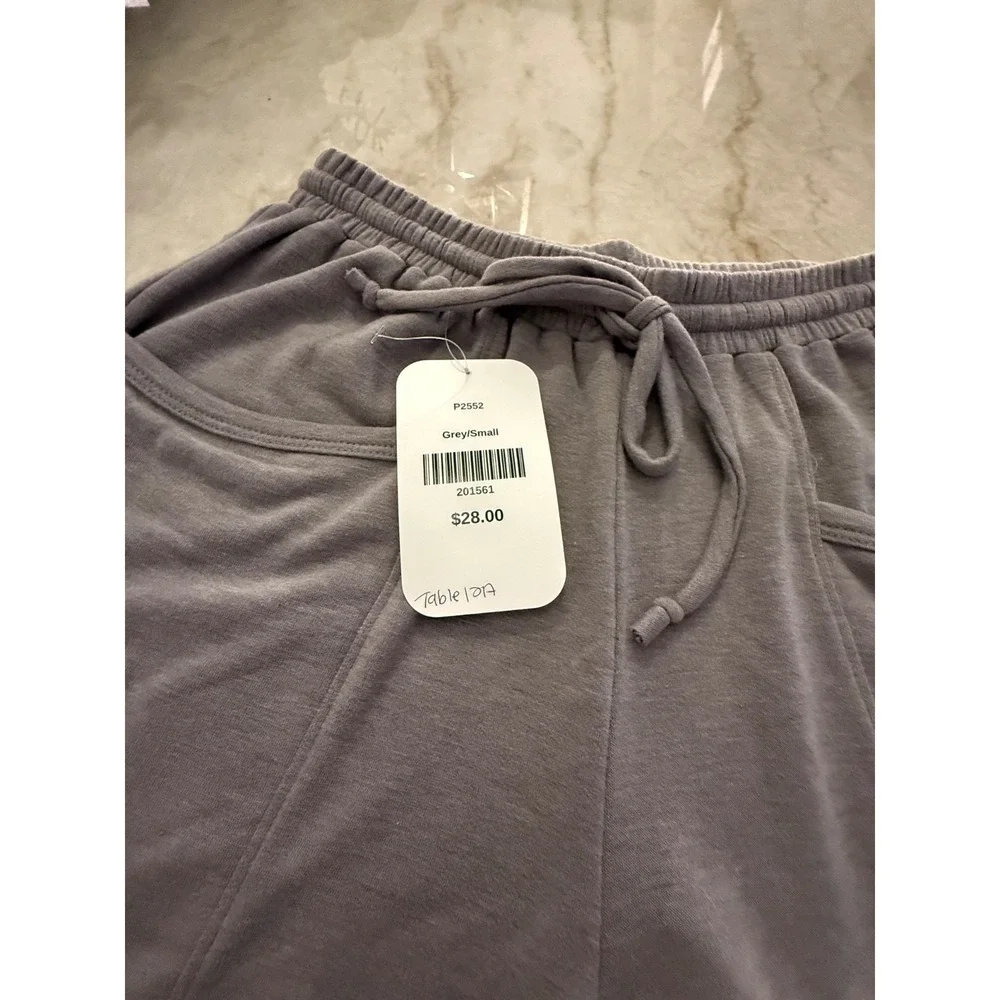 Dress Up Women's Gray Cuffed Activewear Sweat Short Size Small; NWT